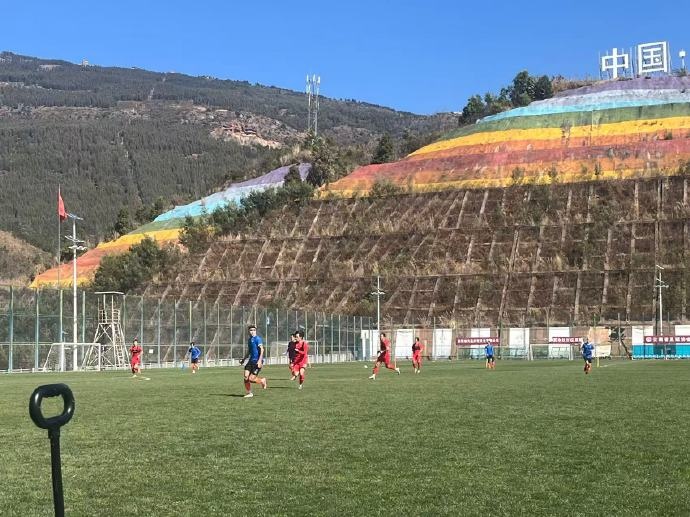 开云官方网站-1月24日，上海海港B队在云南昆明海埂基地完成了为期三周的冬训