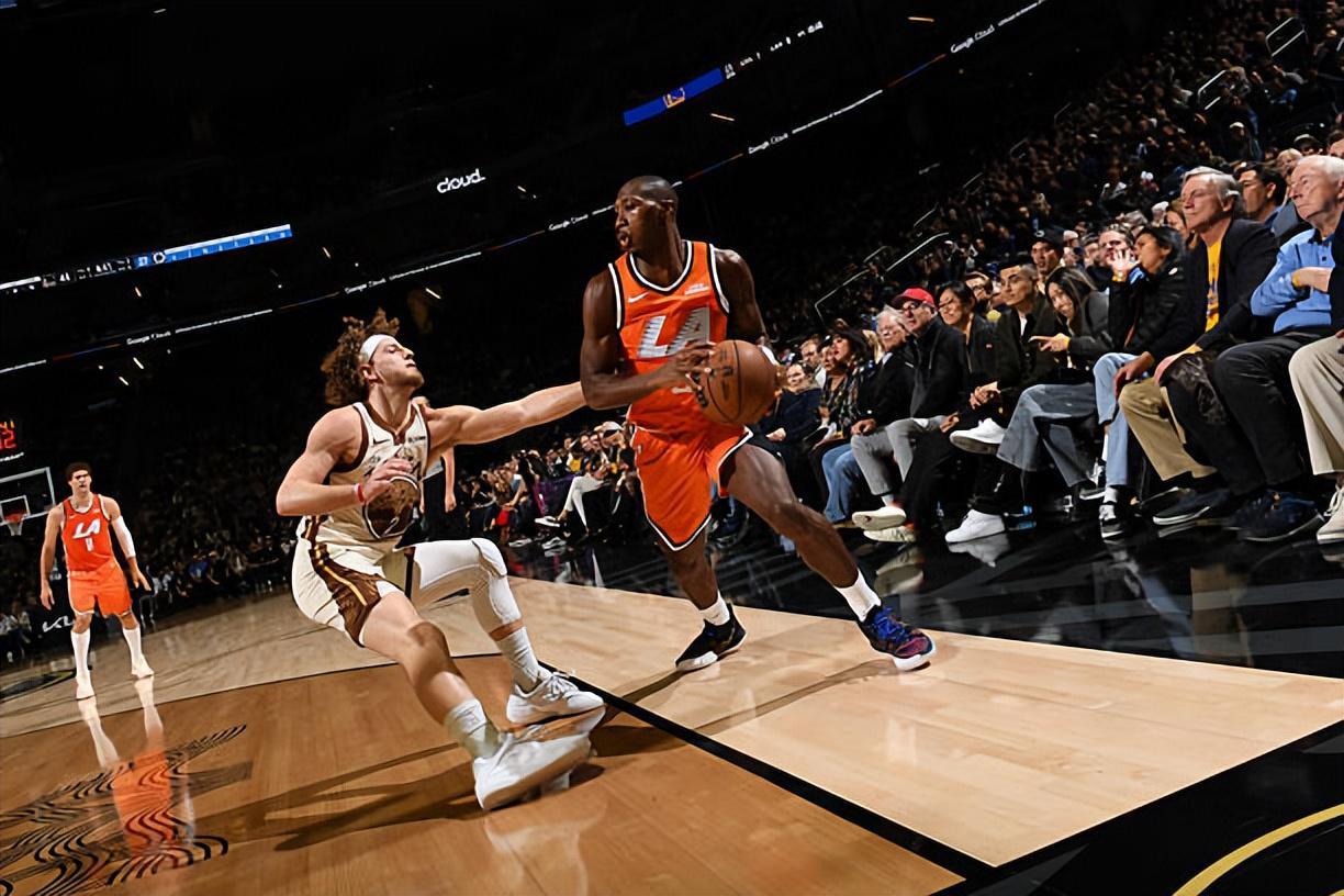 开云体育中心-打出了准三双数据，快船后场大闸的进攻才能正在不断被激发出来？